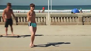 Twink blinking in all directions chum around with annoy beach with speedo crumple &sol; Novinho dan&ccedil;ando sunga na praia